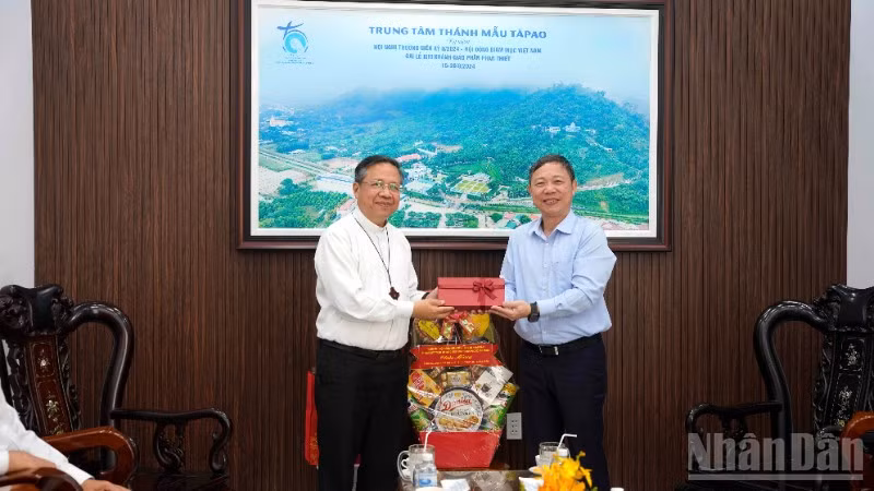 Đoàn công tác của Thành ủy Thành phố Hồ Chí Minh thăm tổ chức, cá nhân tiêu biểu đạo Công giáo tại Lâm Đồng.