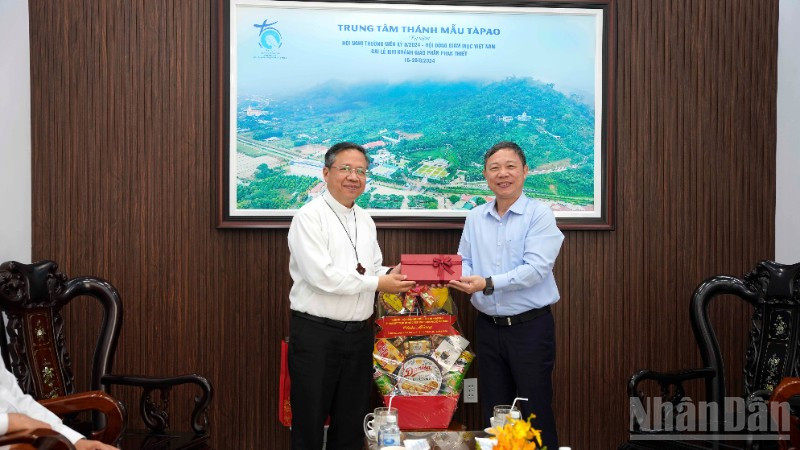 Đoàn công tác của Thành ủy Thành phố Hồ Chí Minh thăm tổ chức, cá nhân tiêu biểu đạo Công giáo tại Lâm Đồng.