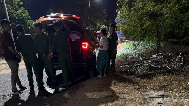 Công an kiểm tra giấy tờ tại nhà bà Trần Quế Thy. (Ảnh: Phạm Minh)