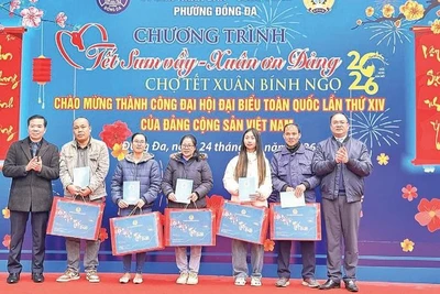Công đoàn phường Đống Đa trao quà Tết đến tay đoàn viên, người lao động trên địa bàn.
