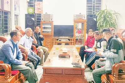 Tổ công nghệ số cộng đồng hướng dẫn người dân tại nhà.