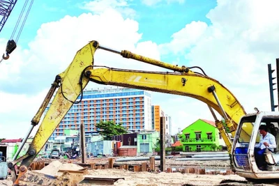 Thi công gói thầu Xây lắp 03 trên địa bàn phường An Nhơn, dự án cải tạo rạch Xuyên Tâm. (Ảnh QUÝ HIỀN)