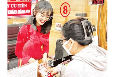 Khách hàng giao dịch tại Ngân hàng Agribank tại Thành phố Hồ Chí Minh.