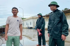 Cán bộ, chiến sĩ Đồn Biên phòng Tuy Hòa tuyên truyền, vận động nhân dân chằng chống nhà cửa, neo đậu tàu thuyền an toàn.