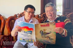 Báo Nhân Dân đến với các già làng, người có uy tín ở các buôn làng tỉnh Đắk Lắk.