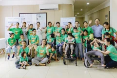 Các gia đình có con bị bại não đưa đến tham dự chương trình.