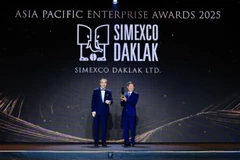 Ông Nguyễn Tiến Dũng, Phó Tổng Giám đốc Simexco Đắk Lắk (người đứng bên phải) nhận danh hiệu từ Ban tổ chức.