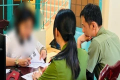 Đối tượng vi phạm làm việc với cơ quan Công an. (Ảnh: Công an tỉnh Đắk Lắk)