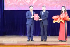 Đồng chí Lê Minh Hưng trao quyết định của Bộ Chính trị chỉ định đồng chí Lương Nguyễn Minh Triết giữ chức Bí thư Tỉnh ủy Đắk Lắk nhiệm kỳ 2025-2030.