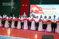 Các đại biểu cắt băng khai mạc triển lãm.