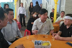 Phó Chủ tịch Ủy ban nhân dân tỉnh Đắk Lắk Nguyễn Thiên Văn thăm hỏi, động viên người thân đồng chí Lê Phước Toàn.