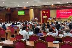 Các đại biểu biểu quyết thông qua các nghị quyết.