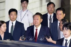 Cựu Tổng thống Hàn Quốc Yoon Suk Yeol (giữa) sau phiên tòa ở Seoul ngày 9/7/2025. (Ảnh: Yonhap/TTXVN)