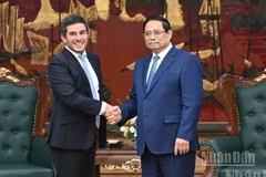Thủ tướng Chính phủ Phạm Minh Chính và ông Gerald Toledano, thành viên Ban Điều hành, Giám đốc mảng sản phẩm cổ phiếu và đa tài sản toàn cầu của FTSE Russell. (Ảnh: TRẦN HẢI)