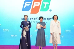 Đại diện FPT (đứng giữa) tại Lễ trao giải TOP50 Doanh nghiệp phát triển bền vững tiêu biểu 2025.