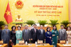 Bí thư Thành ủy Hà Nội Bùi Thị Minh Hoài, Phó Chủ tịch Quốc hội Vũ Hồng Thanh và các đại biểu tại phiên khai mạc kỳ họp.
