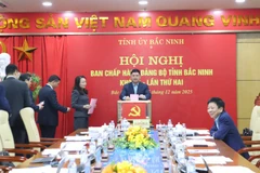 Các đại biểu bỏ phiếu bầu chức danh Phó Bí thư Tỉnh ủy Bắc Ninh.