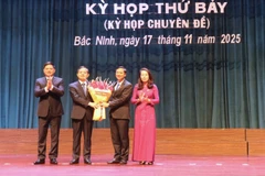 Thường trực Tỉnh ủy Bắc Ninh tặng hoa chúc mừng tân Chủ tịch Ủy ban nhân dân tỉnh Phạm Hoàng Sơn.