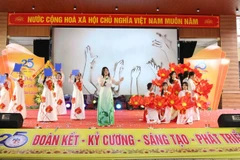 Tiết mục văn nghệ của thầy và trò Trường trung học phổ thông Từ Sơn (phường Đồng Nguyên, tỉnh Bắc Ninh).