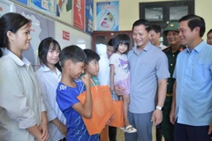 Các đồng chí lãnh đạo tỉnh Bắc Ninh tặng quà trung thu các cháu nhỏ vùng lũ xã Tam Giang.