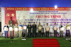 Bộ Chỉ huy Quân sự tỉnh trao giấy chứng nhận và tặng quà cựu chiến binh, già làng, trưởng bản, người có uy tín.