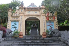 Cổng vào với những bậc đá dẫn lối đưa du khách đến với chùa Tiêu, Bắc Ninh.