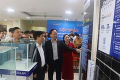 Các đại biểu tham quan gian trưng bày về sản phẩm năng lượng mặt trời.