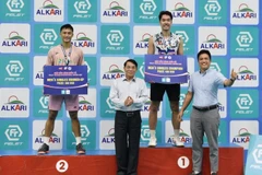 Ban tổ chức trao Huy chương Vàng, Bạc nội dung đơn nam.