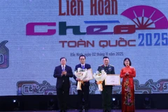 Thứ trưởng Văn hóa, Thể thao và Du lịch Tạ Quang Đông và Phó Chủ tịch Thường trực Hội đồng nhân dân tỉnh Bắc Ninh Trần Thị Hằng trao Huy chương Vàng cho hai vở diễn: “Nguyễn Văn Cừ – Tuổi trẻ chí lớn” của Nhà hát Chèo Quân đội và “Thiên mệnh” của Nhà hát Chèo Bắc Ninh.