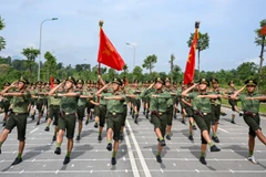 Khối nam sĩ quan Kỹ thuật nghiệp vụ và phòng chống tội phạm sử dụng công nghệ cao luyện tập trong thời tiết nắng nóng.