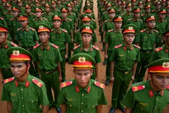 Hơn 800 chiến sĩ Công an nhân dân thuộc 4 khối, đứng nghiêm trang luyện tập trong những ngày nắng nóng.