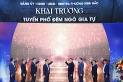 Các đại biểu thực hiện nghi thức khai trương tuyến phố đêm Ngô Gia Tự.