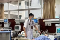 Bảo hiểm xã hội giúp người dân giảm gánh nặng khi khám chữa bệnh. (Ảnh A.T)