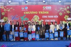 Ban Tổ chức trao quà tặng thanh niên công nhân có hoàn cảnh khó khăn, thanh niên công nhân hoàn thành xuất sắc nhiệm vụ.