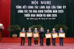 Thừa ủy quyền của Chủ tịch nước, đồng chí Nguyễn Hồng Thái, Bí thư Tỉnh ủy Bắc Ninh trao Huân chương Lao động hạng Nhất tặng 6 đồng chí. 