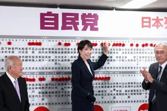 Thủ tướng Nhật Bản Sanae Takaichi, lãnh đạo đảng Dân chủ Tự do (LDP), gắn tên các ứng viên của đảng giành chiến thắng trong cuộc bầu cử Hạ viện, tại Tokyo ngày 8/2/2026. Ảnh: Anadolu/TTXVN