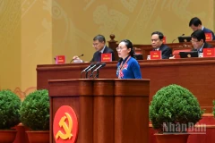 Đồng chí Lê Ngọc Hân, Bí thư Đảng ủy đặc khu Cô Tô, tỉnh Quảng Ninh trình bày tham luận “Bảo vệ môi trường, thích ứng với biến đổi khí hậu - Trụ cột chiến lược trong phát triển bền vững của kỷ nguyên mới nhìn từ thực tiễn đặc khu Cô Tô, tỉnh Quảng Ninh". Ảnh: NHÂN DÂN