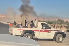 Khói bốc cao sau cuộc không kích tại thành phố Mukalla, thủ phủ tỉnh Hadramawt, Yemen ngày 26/12/2025. Ảnh: THX/TTXVN