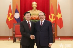 Tổng Bí thư Ban Chấp hành Trung ương Đảng Nhân dân Cách mạng Lào, Chủ tịch nước Cộng hòa Dân chủ Nhân dân Lào Thongloun Sisoulith đã thăm nguyên Tổng Bí thư Ban Chấp hành Trung ương Đảng Cộng sản Việt Nam Nông Đức Mạnh. Ảnh: QĐND