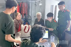 Cán bộ Phòng Cảnh sát quản lý hành chính về trật tự xã hội Công an tỉnh Cà Mau đến tận nhà thu thập thông tin thân nhân liệt sĩ.