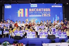 Các đội đoạt giải chụp ảnh lưu niệm cùng Ban tổ chức.