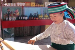 Trình diễn nghề dệt thổ cẩm tại Bảo tàng Đồng Văn, xã Đồng Văn, tỉnh Tuyên Quang.