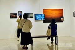 Ngoài trải nghiệm thị giác, khán giả còn có trải nghiệm thính giác khi theo dõi các thước phim về quá trình sáng tác và đời sống thường nhật của thành phố. (Ảnh: HNV)