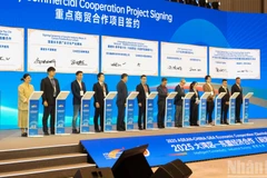 Lễ ký kết các dự án hợp tác kinh tế-thương mại tại lễ khai mạc.