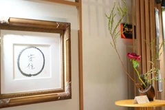 Không gian Triển lãm “Living Heritage – Di sản cho tương lai” mang đến trải nghiệm nghệ thuật đa giác quan, kết hợp thư pháp, trưng bày đa phương tiện và các tác phẩm sắp đặt đầy chiều sâu.