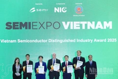 Vinh danh các đơn vị bán dẫn xuất sắc tại lễ khai mạc.
