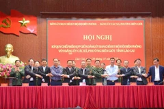 Đại biểu 9 xã, phường Biên giới bắt tay ký kết quy chế thành công.