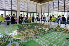 Khách hàng tham quan một dự án giáp ranh phía đông Thành phố. (Ảnh: PV)