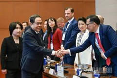 Chủ tịch Quốc hội Trần Thanh Mẫn với thành viên đoàn doanh nghiệp Hội đồng kinh doanh châu Âu-ASEAN tại cuộc tiếp. (Ảnh: DUY LINH)