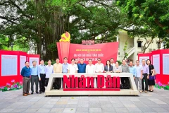 Đoàn cán bộ lãnh đạo, quản lý báo chí và truyền thông nước Cộng hòa Dân chủ Nhân dân Lào chụp ảnh lưu niệm tại Báo Nhân Dân.